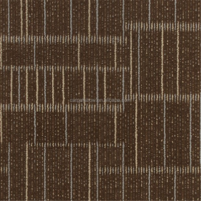 460 g/sqm スタイルの重量 100% PP ストライプデザイン カーペットタイル オフィス ホテル プロジェクト