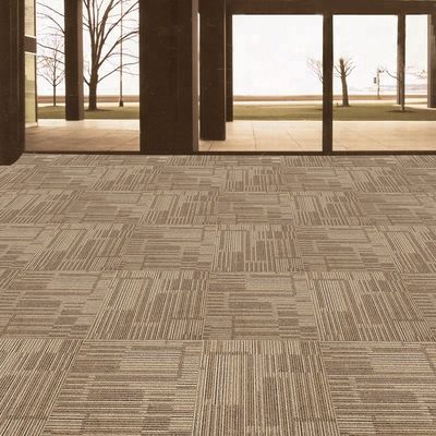 520g/sqm パイル重量 PVC裏付けとPP表面の商用部屋のカーペットタイル