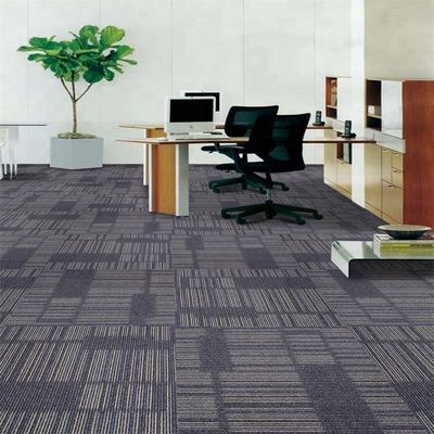 積み上げ高さ 4mm 650g/sqm 50x50cm 広角タイル オフィスカーペット モダンデザイン 100%ナイロン