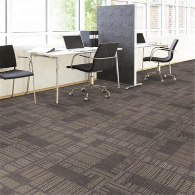 積み上げ高さ 4mm 650g/sqm 50x50cm 広角タイル オフィスカーペット モダンデザイン 100%ナイロン