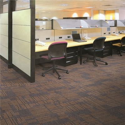 積み上げ高さ 4mm 650g/sqm 50x50cm 広角タイル オフィスカーペット モダンデザイン 100%ナイロン