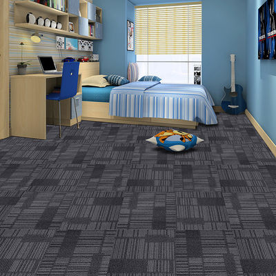 積み上げ高さ 4mm 650g/sqm 50x50cm 広角タイル オフィスカーペット モダンデザイン 100%ナイロン
