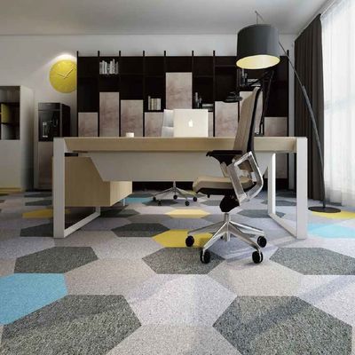 40 色 の 現代の 50x50 六角 ナイロン カーペット タイル オフィス や ホテル に ぴったり