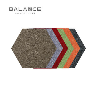 4500g/sqm /-3% 総重量 オーダーメイドのカラフルなフロアソリューションのための六角地毯タイル