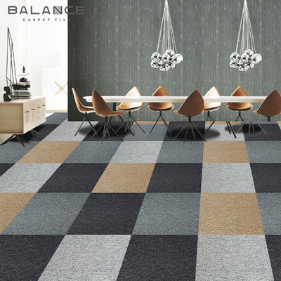 中型パイル 50x50 PP モジュラルのカーペットタイル 商用オフィス用のカスタマイズされた色