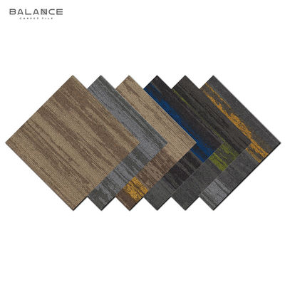 モジュラルのPVCバックカーペットタイル 総重量4500g/sqm ±3% 商用オフィスと家庭用